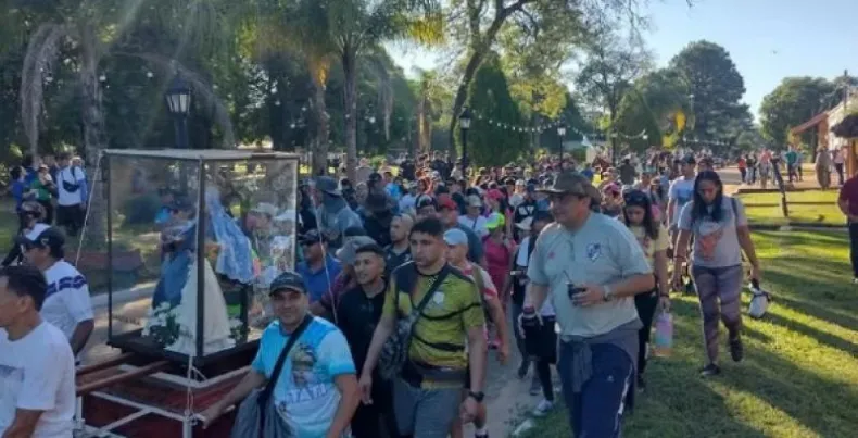 FIELES CAMINAN A LOS PIES DE MARÍA