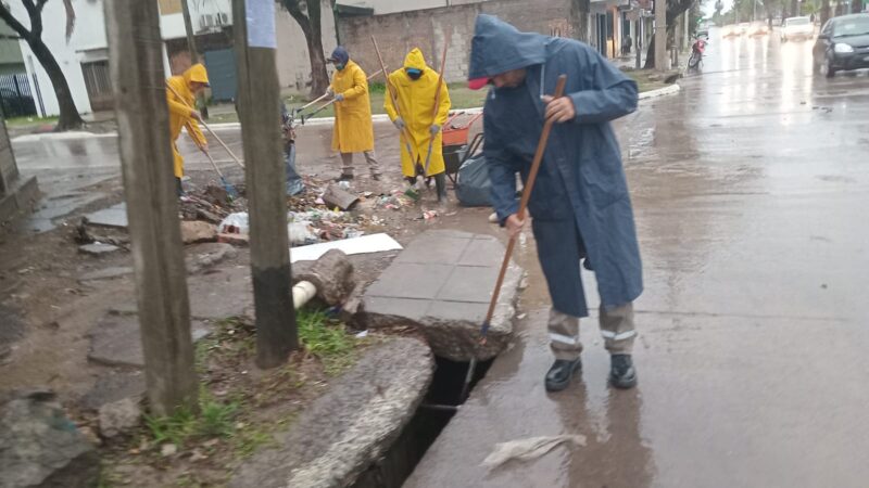 ANTE LAS LLUVIAS, CUADRILLAS MUNICIPALES REFUERZAN EL TRABAJO DE LIMPIEZA DE SUMIDEROS