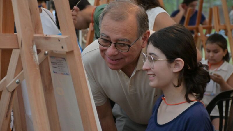 “CORRIENTES AL LIENZO”: FAMILIAS DE LA CIUDAD DISFRUTARON UNA TARDE DE ARTE AL AIRE LIBRE