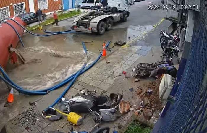 VIDEO: VOLCÓ UN CAMIÓN ATMOSFÉRICO Y DERRAMÓ SU CARGA EN LA CALLE