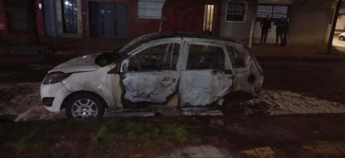 INCENDIÓ SU PROPIO AUTO PARA COBRAR EL SEGURO, PERO QUEDÓ FILMADO Y TERMINÓ PRESO