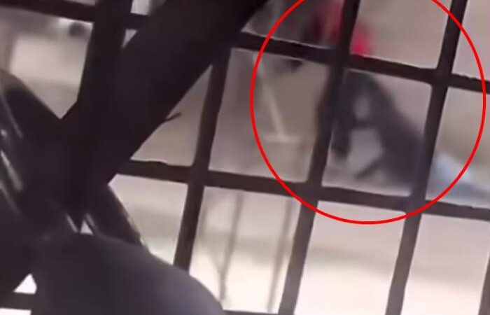 ESTREMECEDOR: UN JOVEN ARRASTRÓ A SU PAREJA MIENTRAS ELLA PEDÍA AUXILIO