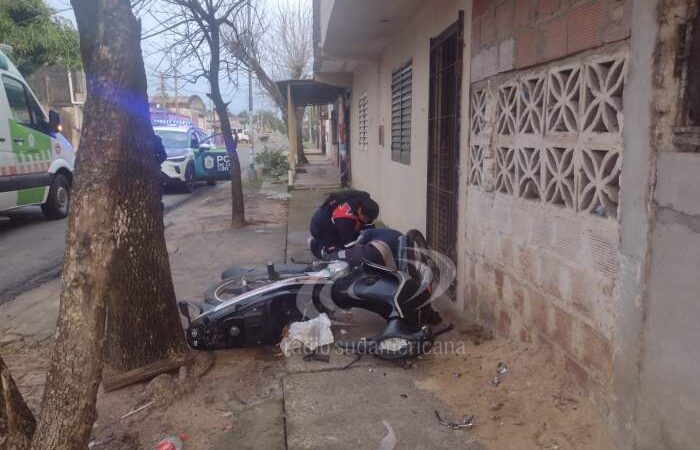MOTOCICLISTA DERRAPÓ, CHOCÓ CONTRA UN ÁRBOL Y TERMINÓ CONTRA UNA CASA