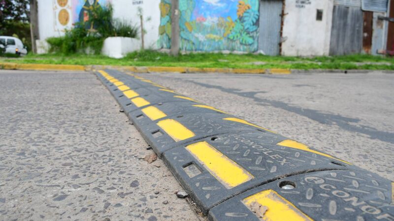LA MUNICIPALIDAD INSTALÓ REDUCTORES DE VELOCIDAD EN 17 BARRIOS PARA DISMINUIR SINIESTROS VIALES