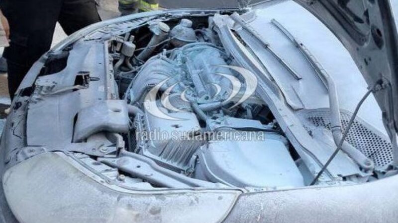 AUTOMÓVIL SE PRENDIÓ FUEGO EN PLENO CENTRO DE LA CAPITAL CORRENTINA